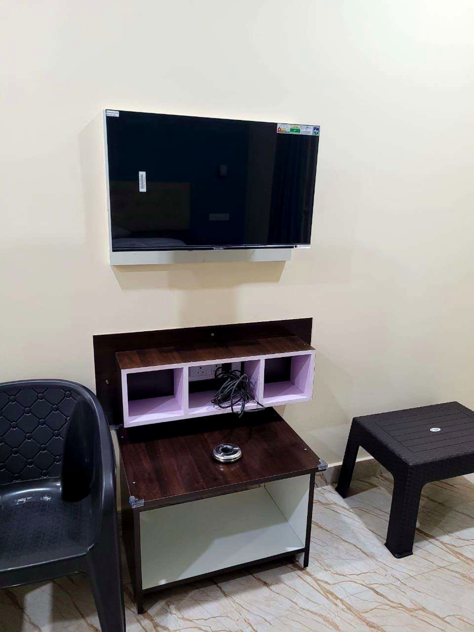 Flat-screen TV and desk in the room